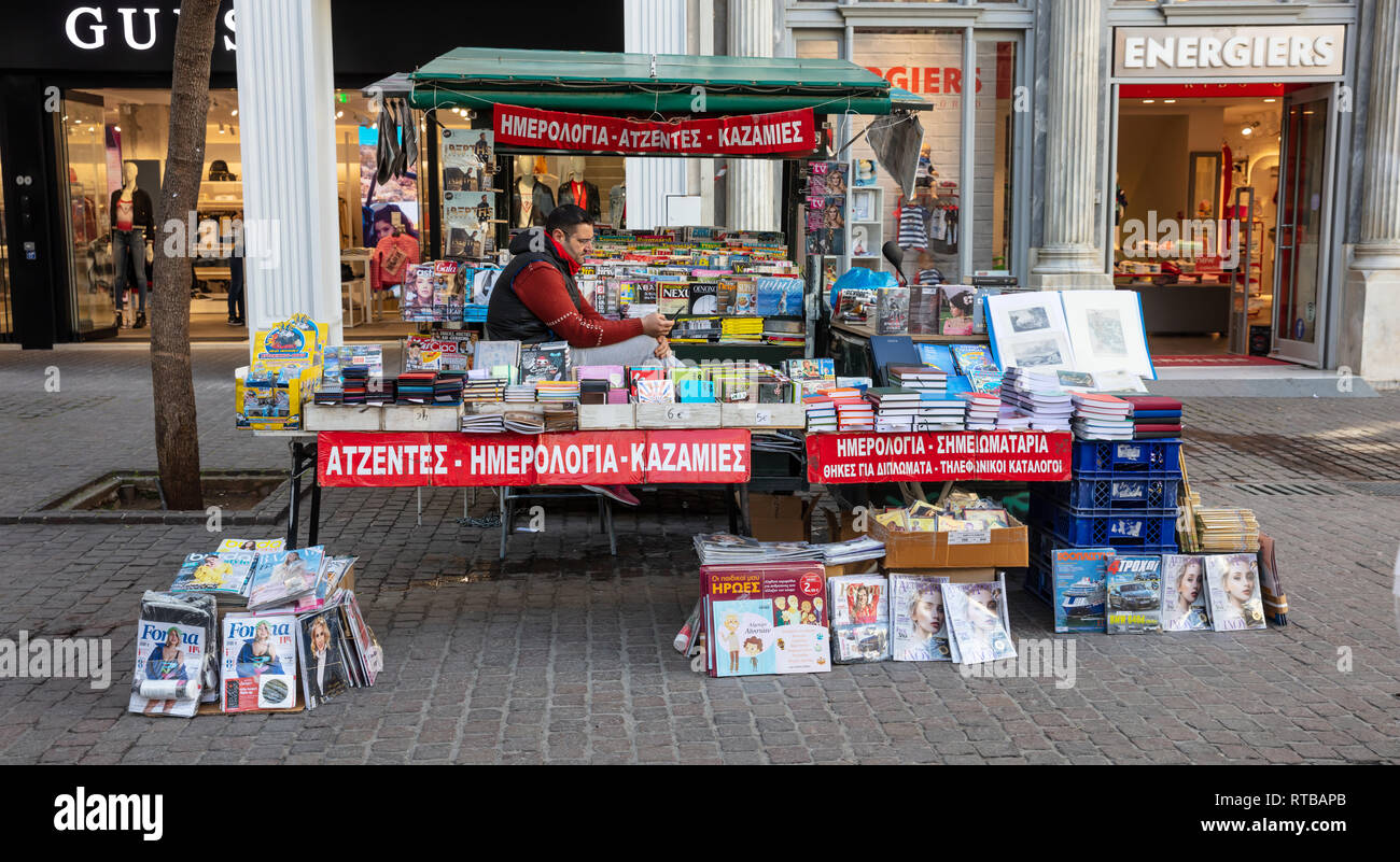 Febbraio 19, 2019. Atene Grecia, Centro citta'. Outdoor mercato libri di stallo a Ermou Street, Kapnikareas square. Foto Stock