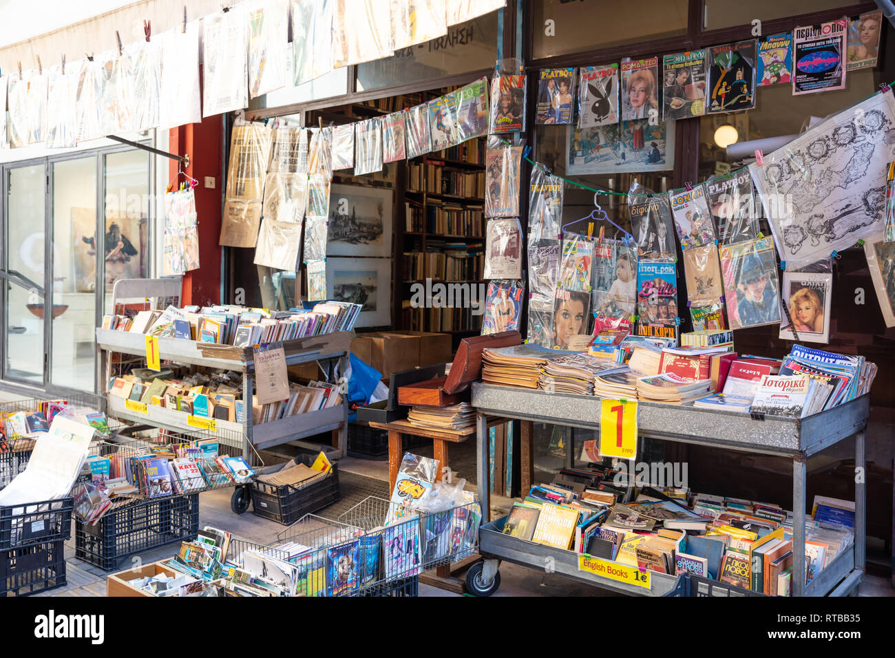 Febbraio 19, 2019. Atene Grecia, Centro citta'. Vintage seconda mano libri e riviste conservare a Monastiraki Foto Stock