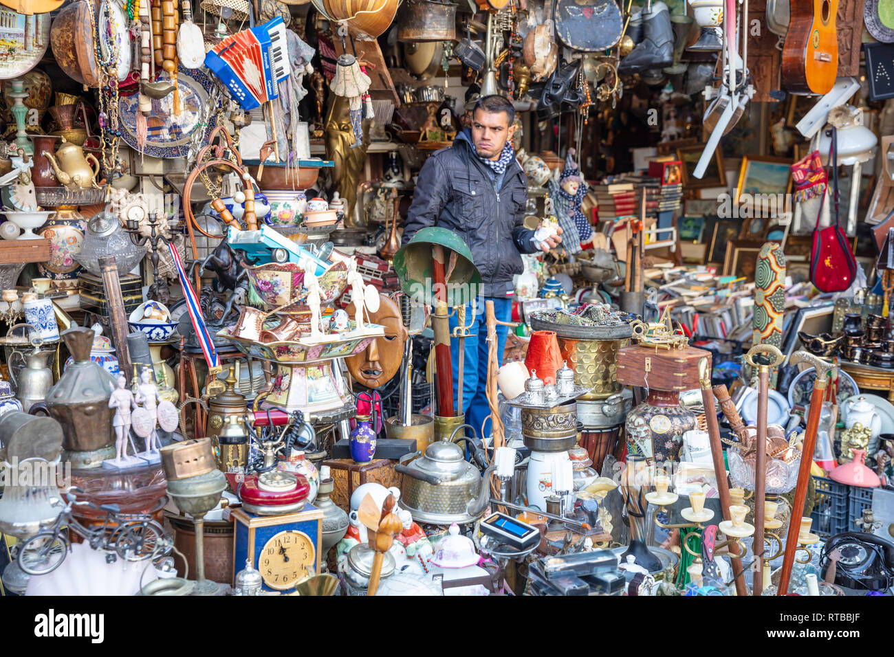 Febbraio 19, 2019. Atene Grecia, Centro citta'. Vintage merce di seconda mano a Monastiraki Foto Stock
