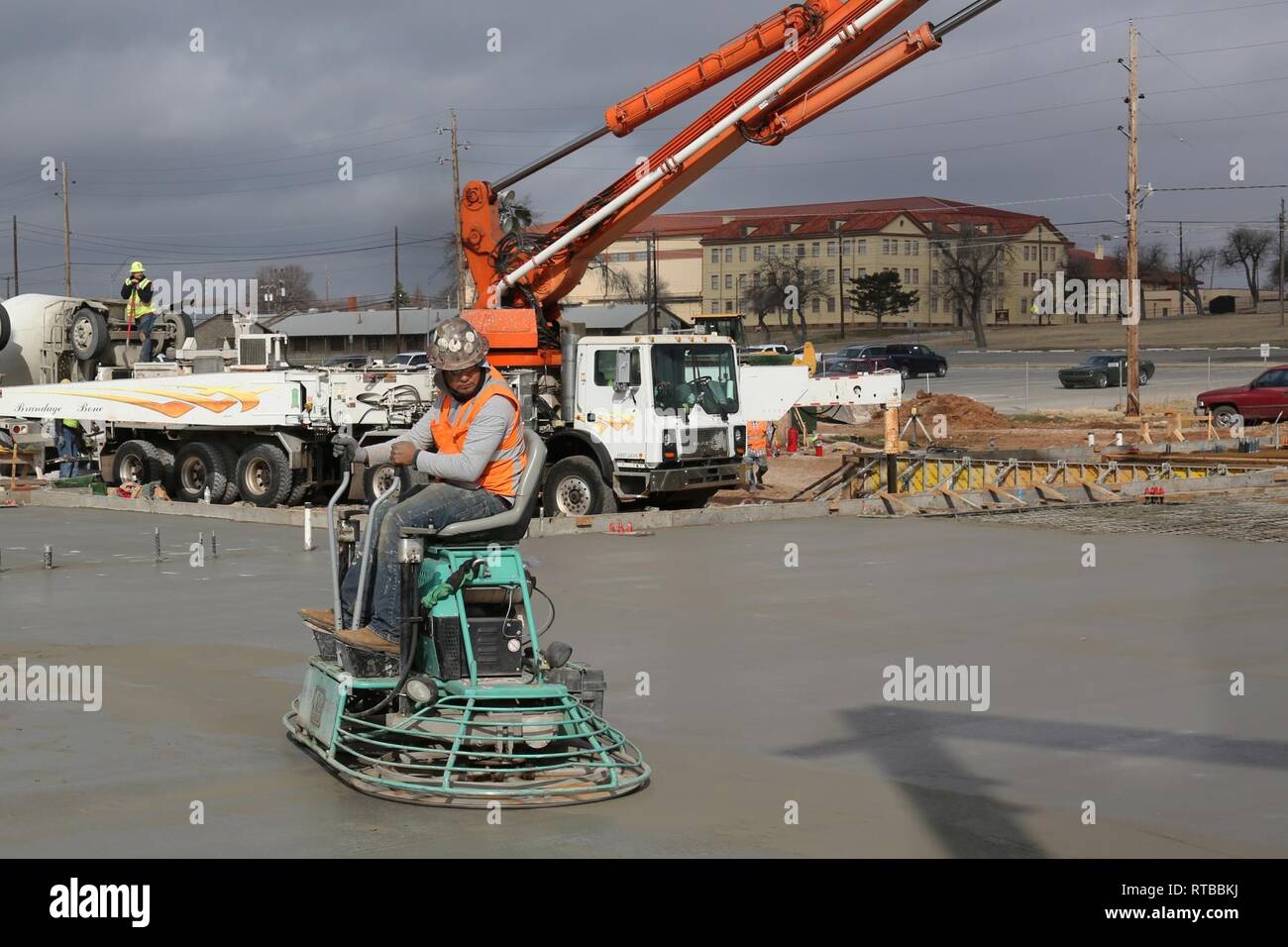 Un U.S. Esercito di ingegneri, Distretto di Tulsa, contraente utilizzi un 'ride-sull' cazzuola macchina per finire di cemento sulla Fort davanzale come parte di un supporto di formazione facility progetto di costruzione, 2 febbraio 2018. Foto Stock