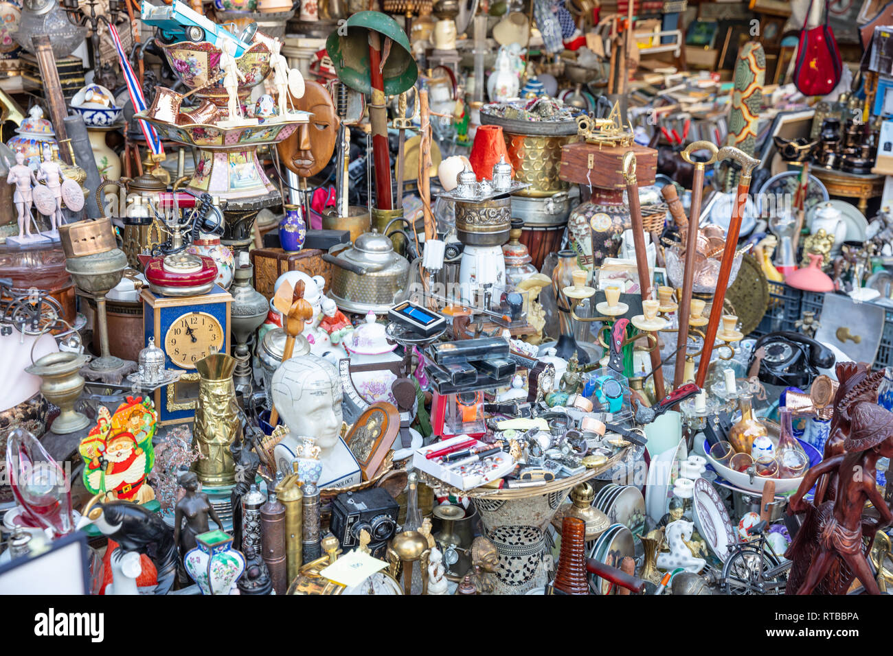 Febbraio 19, 2019. Atene Grecia, Centro citta'. Vintage merce di seconda mano a Monastiraki Foto Stock