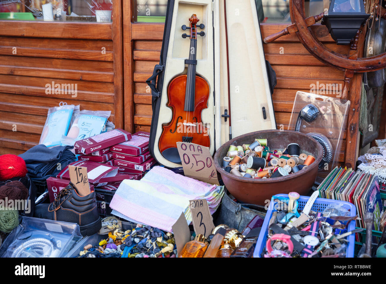 Febbraio 19, 2019. Atene Grecia, Centro citta'. Vintage merce di seconda mano a Monastiraki Foto Stock