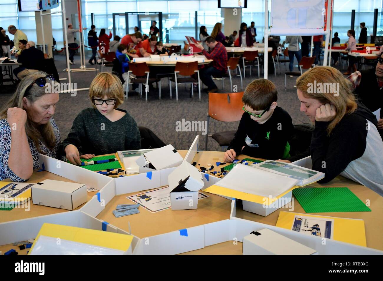 Candide scene della ottava edizione del LEGO mattone su mattone Costruzione navale evento svoltosi sabato 2 febbraio 2019. L'evento è stato ospitato dalla Hampton Roads Museo navale in collaborazione con l'Hampton Roads Naval fondamento storico e le organizzazioni comunitarie con l'obiettivo di riportare lo stelo istruzione e storia navale nella Comunità. I visitatori di questo evento annuale hanno gareggiato in un concorso di costruzione navale, goduto visualizza statico professionali e i modelli di Lego e una serie di altre attività connesse. Quest'anno la manifestazione si è svolta presso il Decker metà Moone Cruise Center di Norfolk, Virginia e att Foto Stock