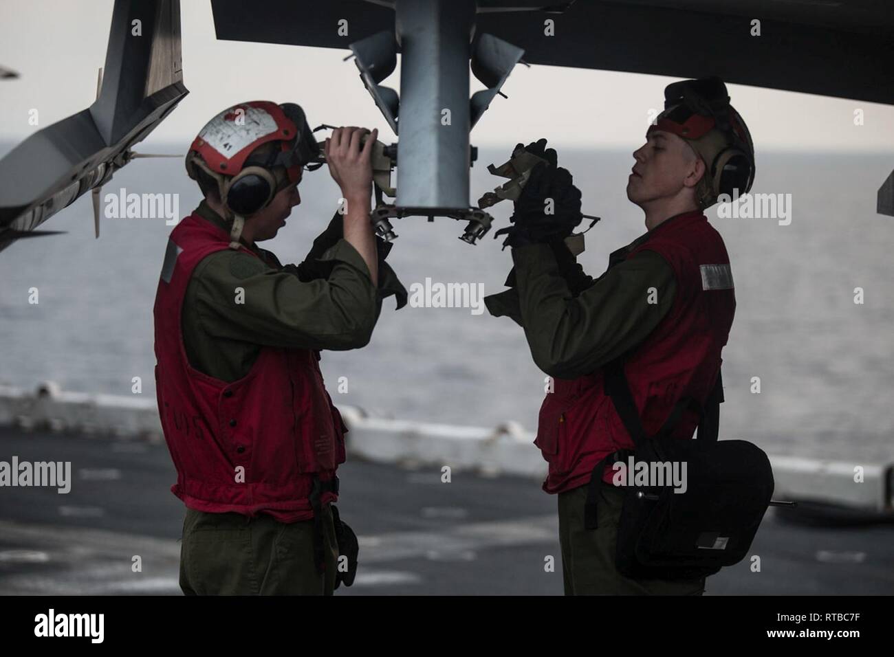 Marines con la F-35B Lightning II il distacco del mezzo marino squadrone Tiltrotor 262 (rinforzato) preparare un F-35B combattente per un carico di munizioni in cima al ponte di volo a bordo di un assalto anfibio nave USS Wasp (LHD 1), Mare delle Filippine, Febbraio 3, 2019. Naval aviatori con il distacco di volare il Marine Corps' più recente e più avanzato multi-ruolo di combattimento aereo, il F-35B. Il trentunesimo Marine Expeditionary Unit, Marine Corps' solo in modo continuo distribuita MEU collaborando con la Vespa Anfibia Gruppo pronto, fornisce una soluzione flessibile e forza letale pronto per eseguire una vasta gamma di operazioni militari come la p Foto Stock