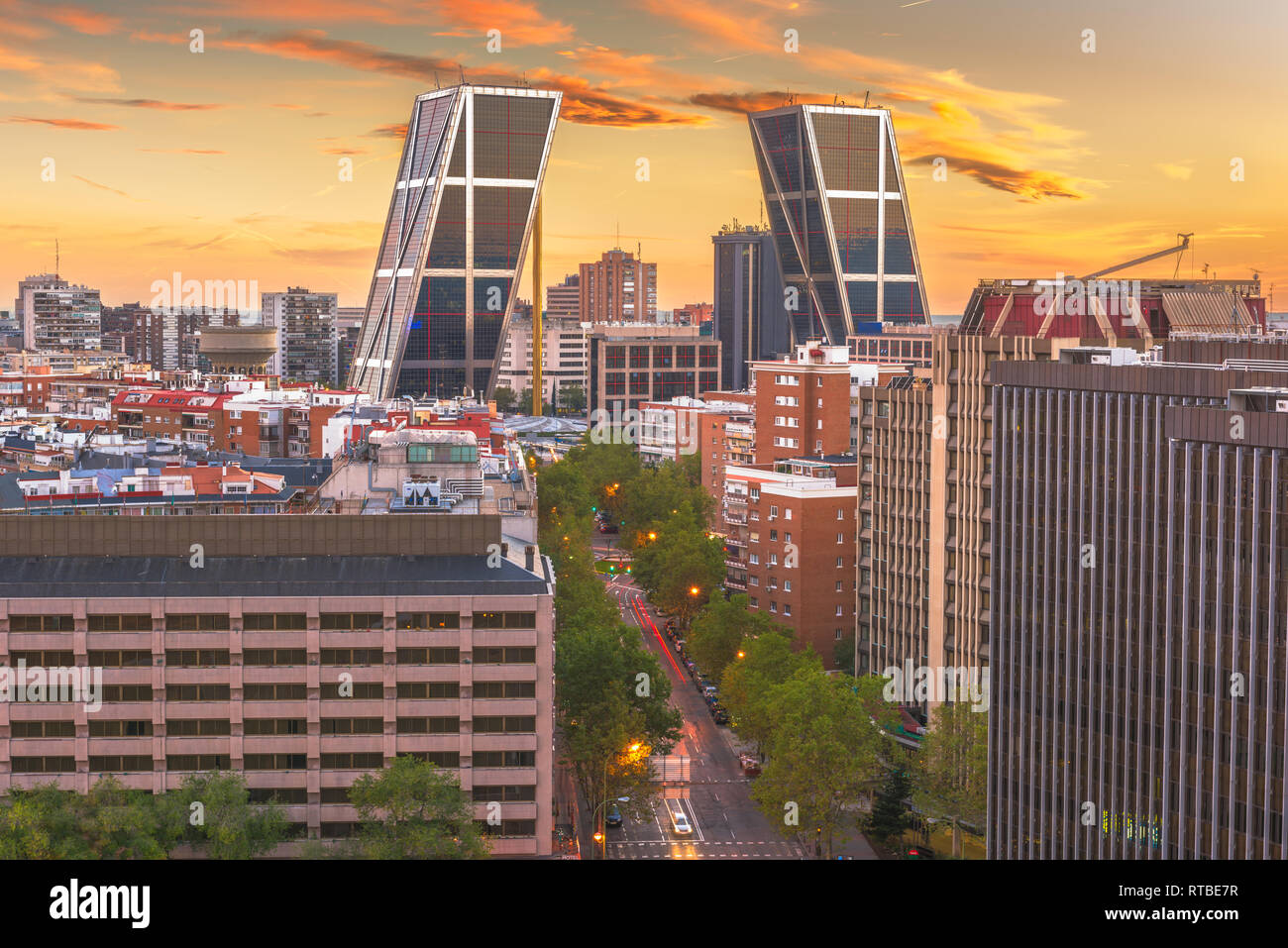 Madrid, Spagna il quartiere finanziario skyline al tramonto. Foto Stock