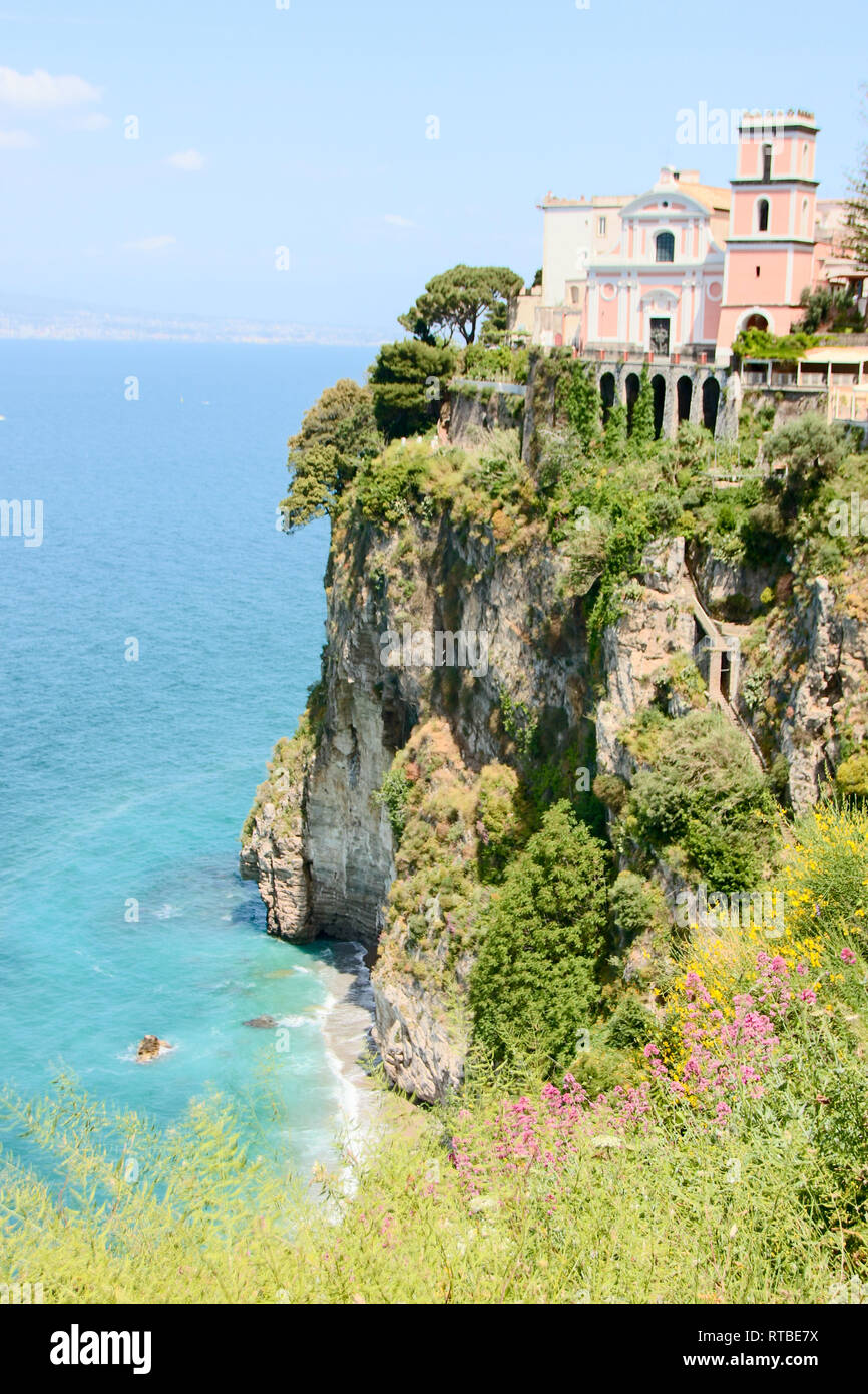 Vista panoramica di Vico Equense con la chiesa della Santissima Annunziata a picco sul mare, il Vesuvio sullo sfondo, in Sorrento's peninsul Foto Stock