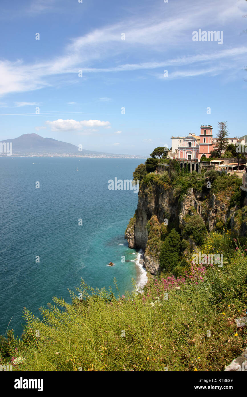 Vista panoramica di Vico Equense con la chiesa della Santissima Annunziata a picco sul mare, il Vesuvio sullo sfondo, in Sorrento's peninsul Foto Stock