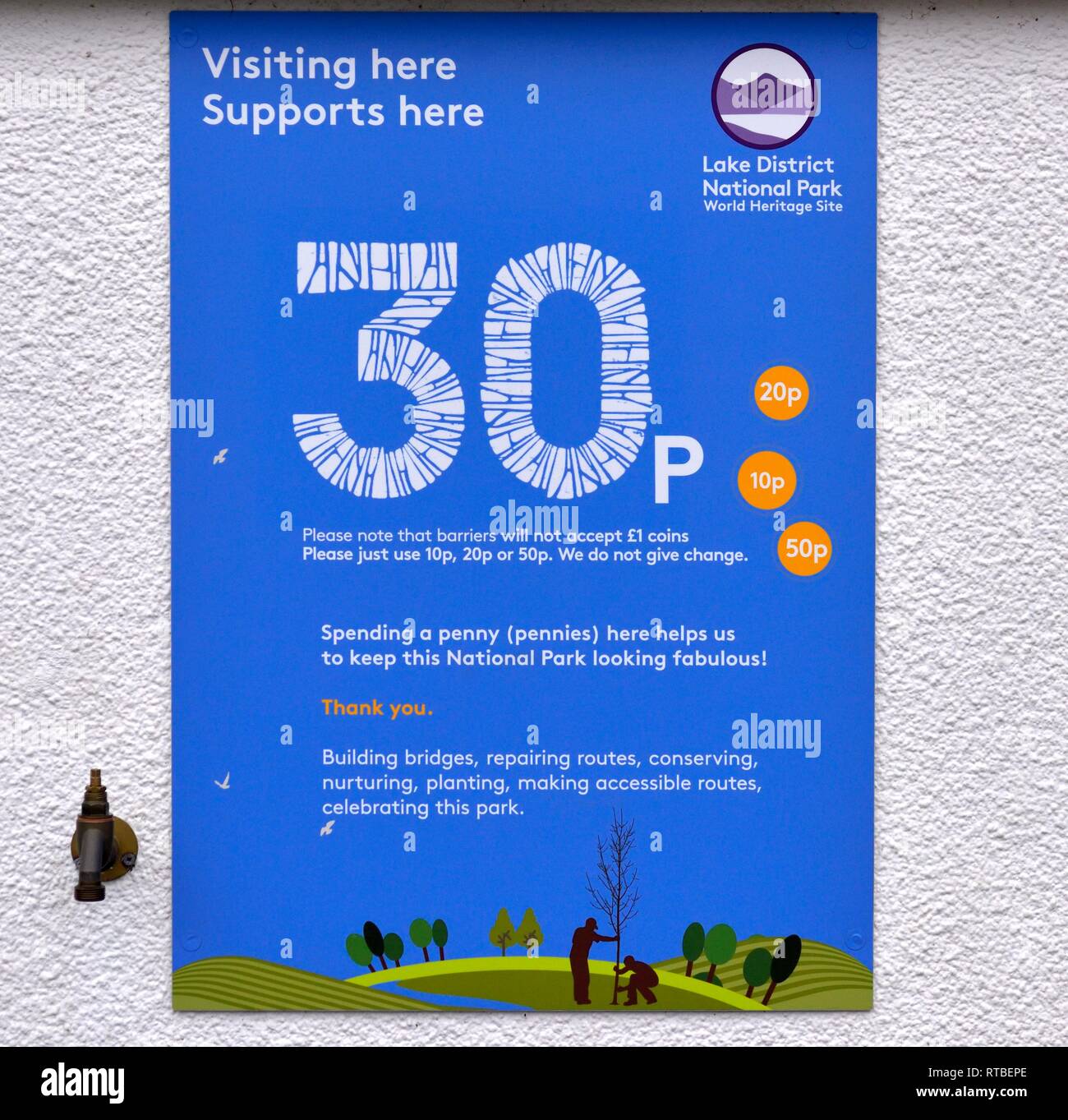 Spendere un centesimo, costi di utilizzo di servizi igienici segno,Coniston,Cumbria,l'Inghilterra,UK Foto Stock