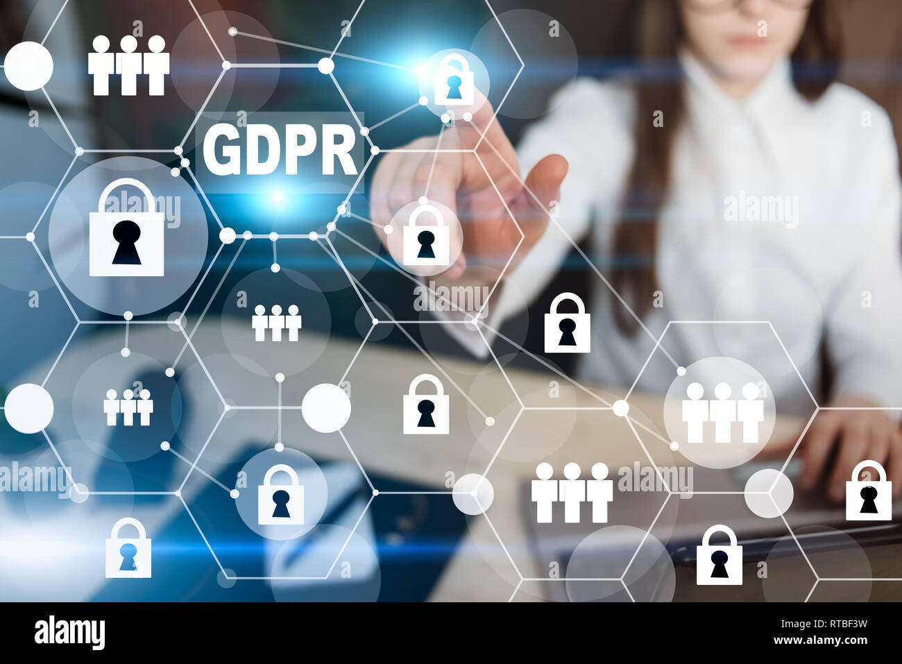 Il PILR e sicurezza informatica. Business donna protezione dei dati le informazioni personali sul computer portatile. Icona a forma di lucchetto, le persone e la tecnologia internet e connessione di rete Foto Stock