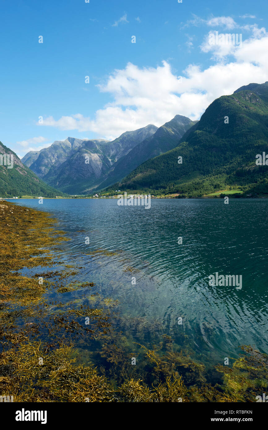 Sognefjord o Sognefjorden, soprannominato il Re dei Fiordi, è il più grande e il più profondo fiordo in Norvegia Foto Stock