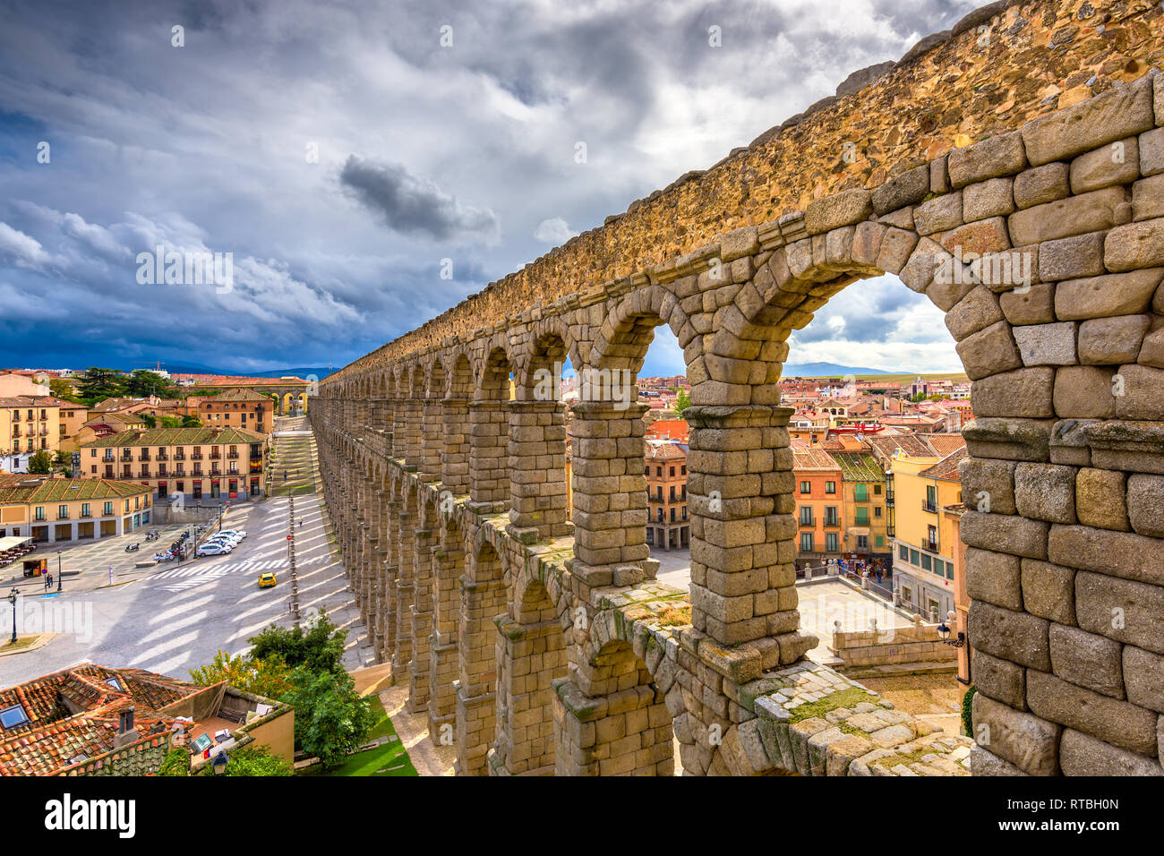 Segovia, Spagna lo skyline della città presso l'antico acquedotto romano. Foto Stock