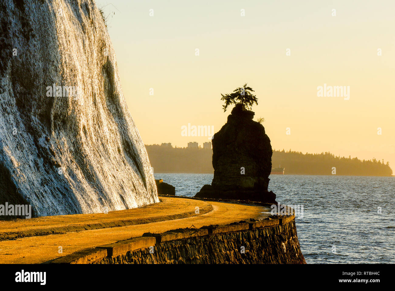 Siwash Rock, Stanley Park, seawall, Vancouver, British Columbia, Canada Foto Stock