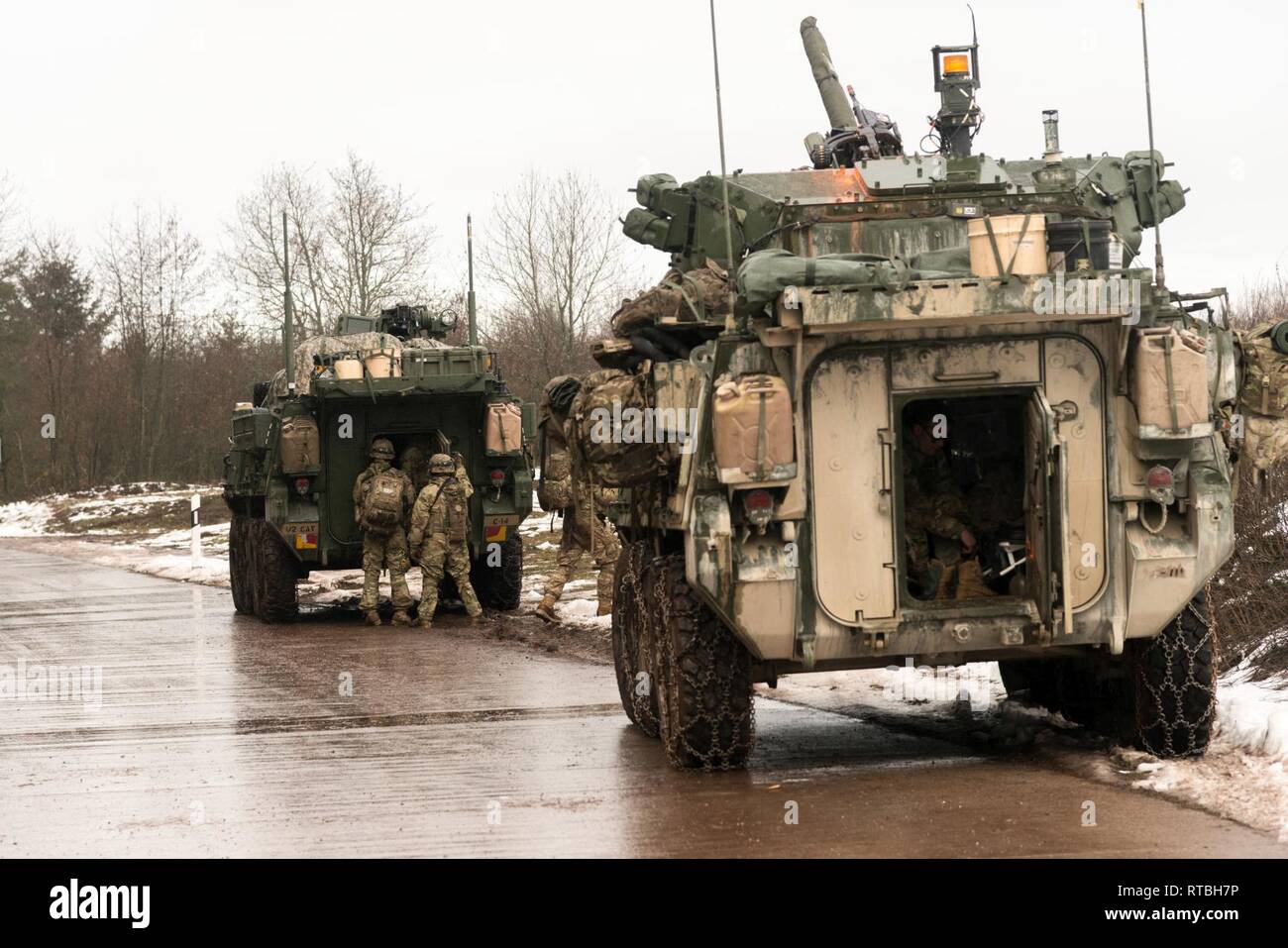 I soldati assegnati a Charlie truppa, 1° Stormo, 2d della Cavalleria da Vilseck, Germania, prendere una pausa dopo una iterazione sulla formazione situazionale esercizio Lane nell'Area Bravo e Zulu, all'Baumholder zona di addestramento militare, Baumholder, Germania, 7 febbraio , 2019. 1/2CR sta attualmente conducendo il funzionamento Kriegsadler per sviluppare il plotone di livello proficiency tattici, squadrone di supporto e di efficacia organizzativa generale la letalità. Foto Stock