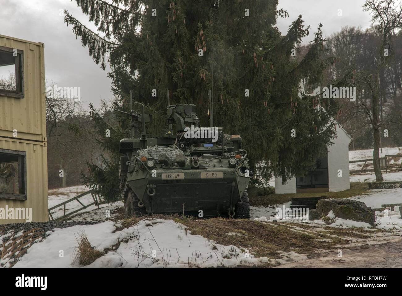 I soldati assegnati a Charlie truppa, 1° Stormo, 2d della Cavalleria da Vilseck, Germania, prendere una pausa dopo una iterazione sulla formazione situazionale esercizio Lane nell'Area Bravo e Zulu, all'Baumholder zona di addestramento militare, Baumholder, Germania, 7 febbraio , 2019. 1/2CR sta attualmente conducendo il funzionamento Kriegsadler per sviluppare il plotone di livello proficiency tattici, squadrone di supporto e di efficacia organizzativa generale la letalità. Foto Stock