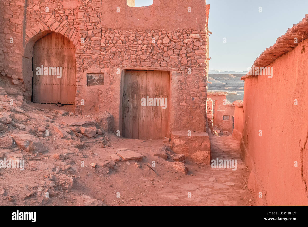 Città vecchia con costruzioni in pietra nel deserto e bello il cielo con le  nuvole di Marrakech, Marocco Foto stock - Alamy