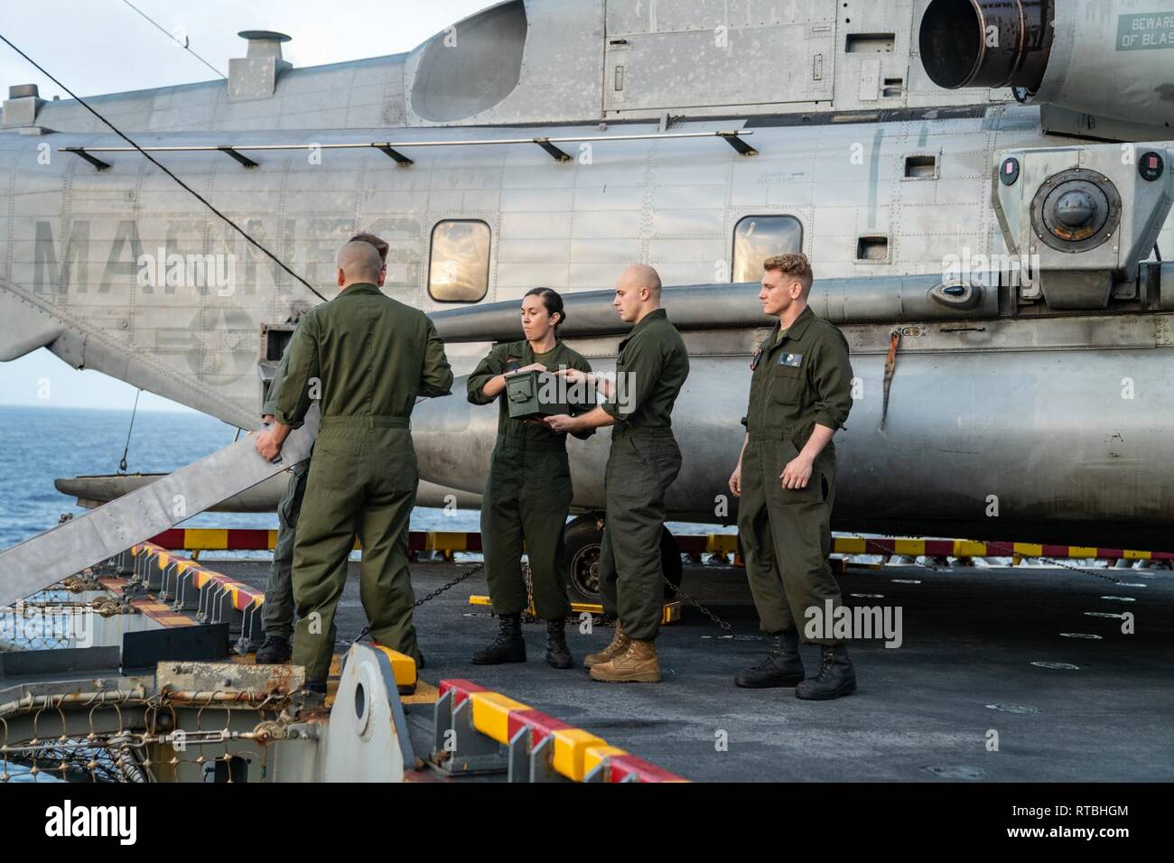 Stati Uniti Marines con xiii Marine Expeditionary Unit (MEU) preparare a goccia di munizioni può contenente le note personali per Cpl. Jonathan Currier nel mare di Sulu durante un memoriale di servizio onorando Currier. Il memorial è stato organizzato come l'Essex ARG e xiii MEU navigato attraverso il mare di Sulu, Filippine; lo stesso mare dove Currier andò perdendo sei mesi prima. "Cpl. Currier era un tranquillo professionista che amava far parte del nostro team e sempre compiuto la missione a portata di mano," ha detto Lt. Col. Charles Bodwell, comandante, Marine mezzo squadrone Tiltrotor 166 (rinforzato). "Ho sfidato tu t Foto Stock