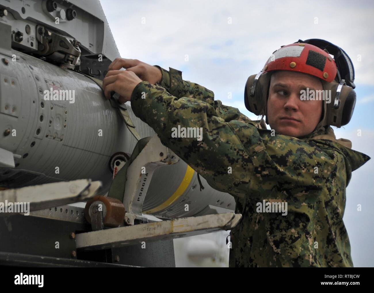 OKINAWA, in Giappone (feb. 8, 2019) - Aviazione Ordnanceman terza classe Paswater Kolyn, attaccato al 'Golden spadaccini' di Patrol Squadron 47, fissa un'aria-terra 84D Harpoon missile durante il caricamento di un canone mensile task force armi proficiency controllare. Il 'Golden spadaccini' sono attualmente dispiegati a Kadena Air Force Base a Okinawa, in Giappone, conducendo il pattugliamento marittimo e la ricognizione e la divulgazione del teatro di operazioni all'interno di Stati Uniti 7 flotta (C7F) area di operazioni a sostegno del comandante, Task Force 72, C7F, E DEGLI STATI UNITI Pacifico Comando obiettivi in tutta la Indo-Asia regione del Pacifico. Foto Stock