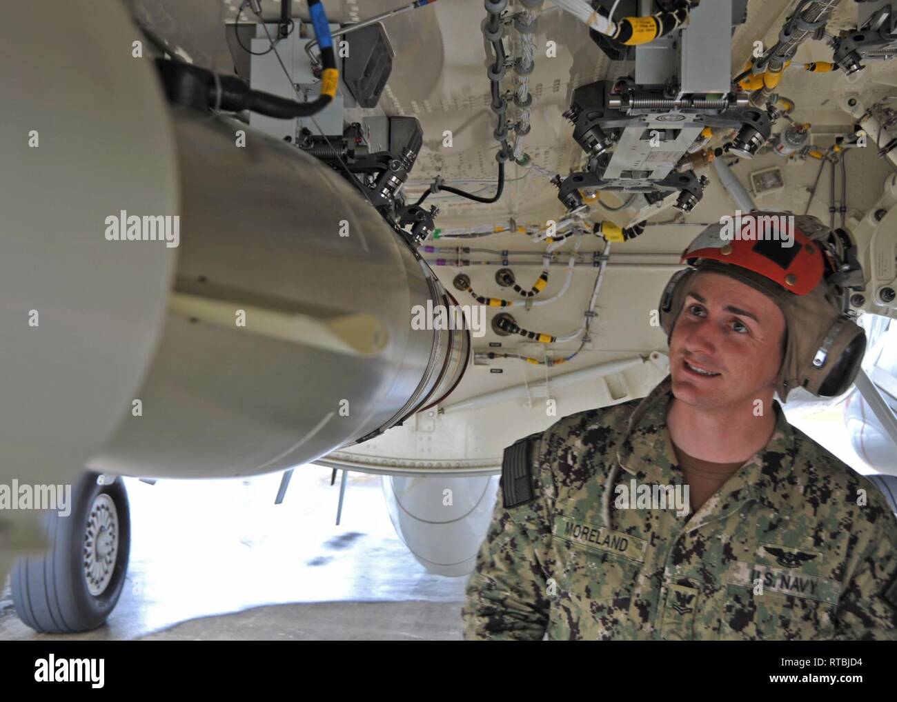 OKINAWA, in Giappone (feb. 8, 2019) - Aviazione Ordnanceman 2a classe Giuseppe Moreland, attaccato al 'Golden spadaccini' di Patrol Squadron 47, conduce una post-controllo di carico di un marchio 54 siluri durante un mensile task force armi proficiency controllare. Il 'Golden spadaccini' sono attualmente dispiegati a Kadena Air Force Base a Okinawa, in Giappone, conducendo il pattugliamento marittimo e la ricognizione e la divulgazione del teatro di operazioni all'interno di Stati Uniti 7 flotta (C7F) area di operazioni a sostegno del comandante, Task Force 72, C7F, E DEGLI STATI UNITI Pacifico Comando obiettivi in tutta la Indo-Asia regione del Pacifico. Foto Stock