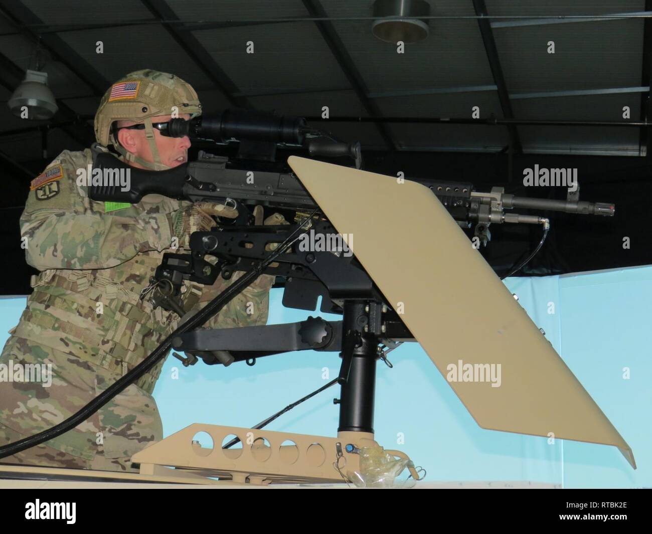 Stati Uniti La riserva di esercito di Spc. Cody Densley, un HMMWV gunner con il 419th Azienda di Trasporti con sede in Salt Lake City, impegna gli obiettivi simulato con un sistema pneumatico azionato M240B mitragliatrice nell'abilità di guerriero simulatore Trainer durante il funzionamento freddo acciaio III a Fort Hunter Liggett, California, il 7 febbraio 2019. Simulatori virtuali come il WST aiutare i soldati acquisire familiarità con i sistemi di arma prima di sparare munizioni dal vivo. Il funzionamento freddo acciaio III treni e si qualifica la riserva di esercito di soldati sulla M2 .50 mitragliatrici calibro, M19 40 mm automatico di lanciagranate e M240 7,62 mm mitragliatrici armi sy Foto Stock