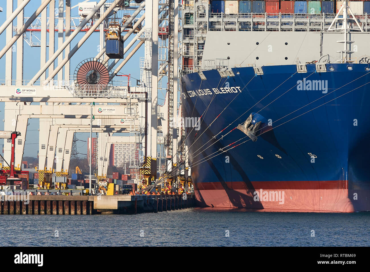 400 metri, Ultra-Large, nave portacontainer CMA CGM Louis Bleriot, vengono caricate e scaricate a Southampton Container Terminal Berth 5 al tramonto. Regno Unito. Foto Stock