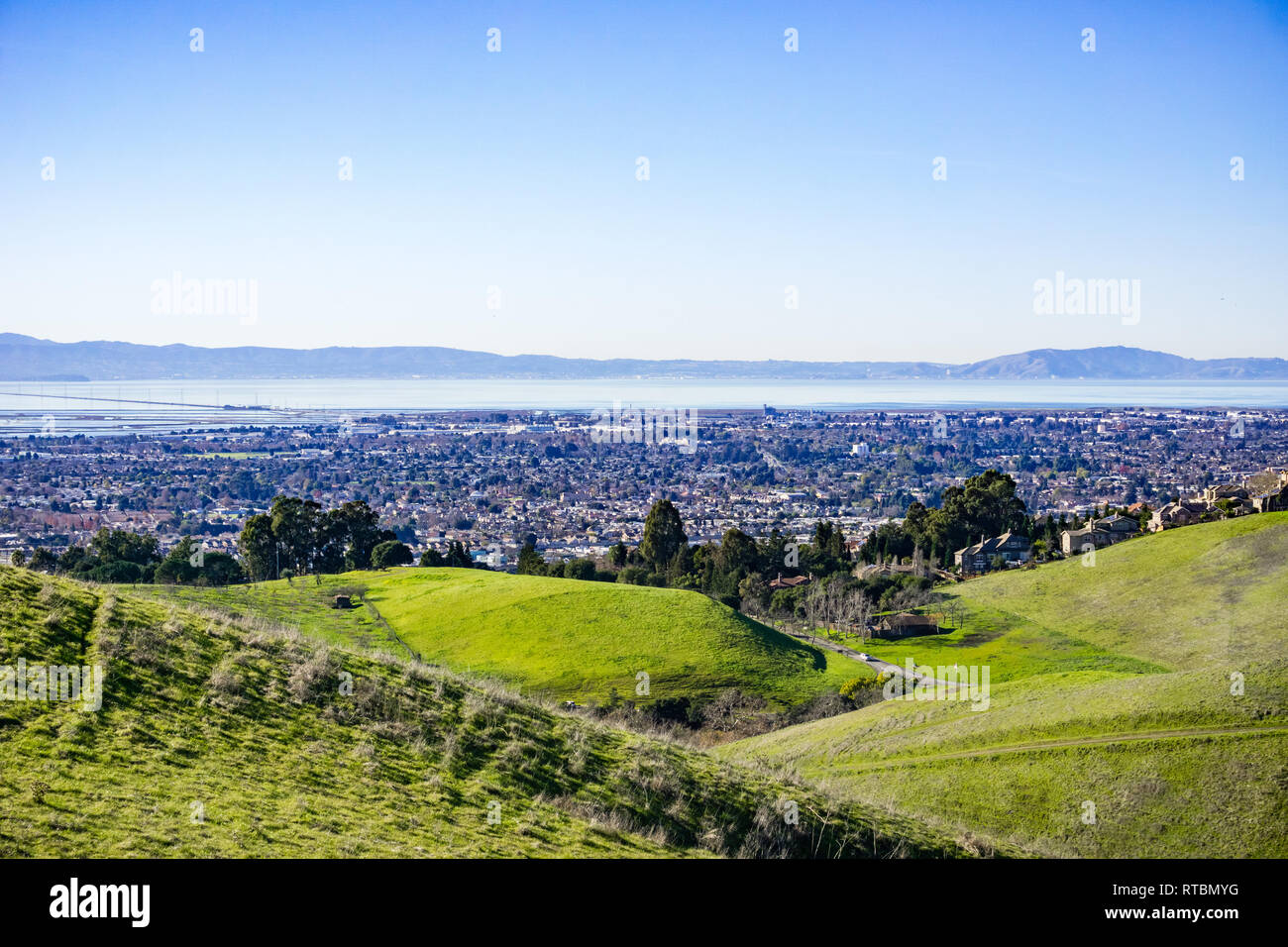 Vista verso la città della East Bay area della baia di San Francisco, Hayward, California Foto Stock