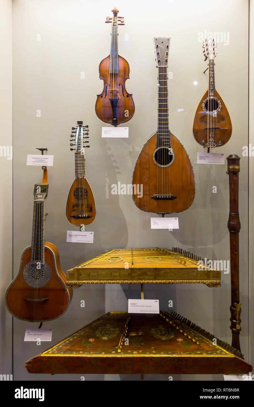Raccolta del xviii secolo gli strumenti a corda in Vleeshuis / macellaio Hall / Casa di carne, museo di strumenti musicali di Anversa, Belgio Foto Stock
