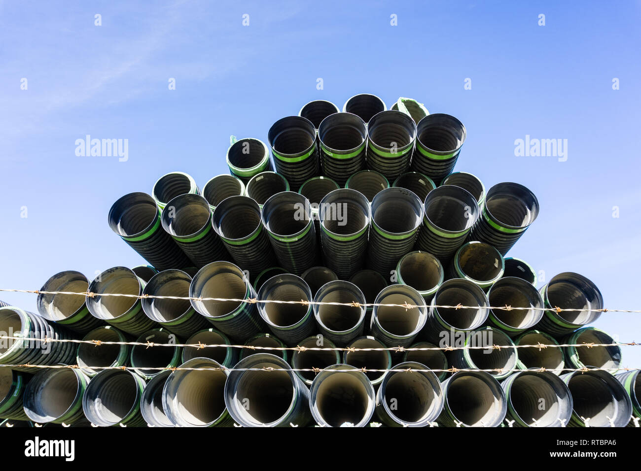 Nero tubi di plastica in un heap Foto Stock