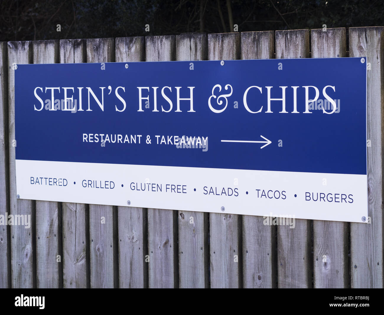 Segno di direzione per Rick Stein il pesce e chip shop, Padstow, Cornwall, Regno Unito Foto Stock