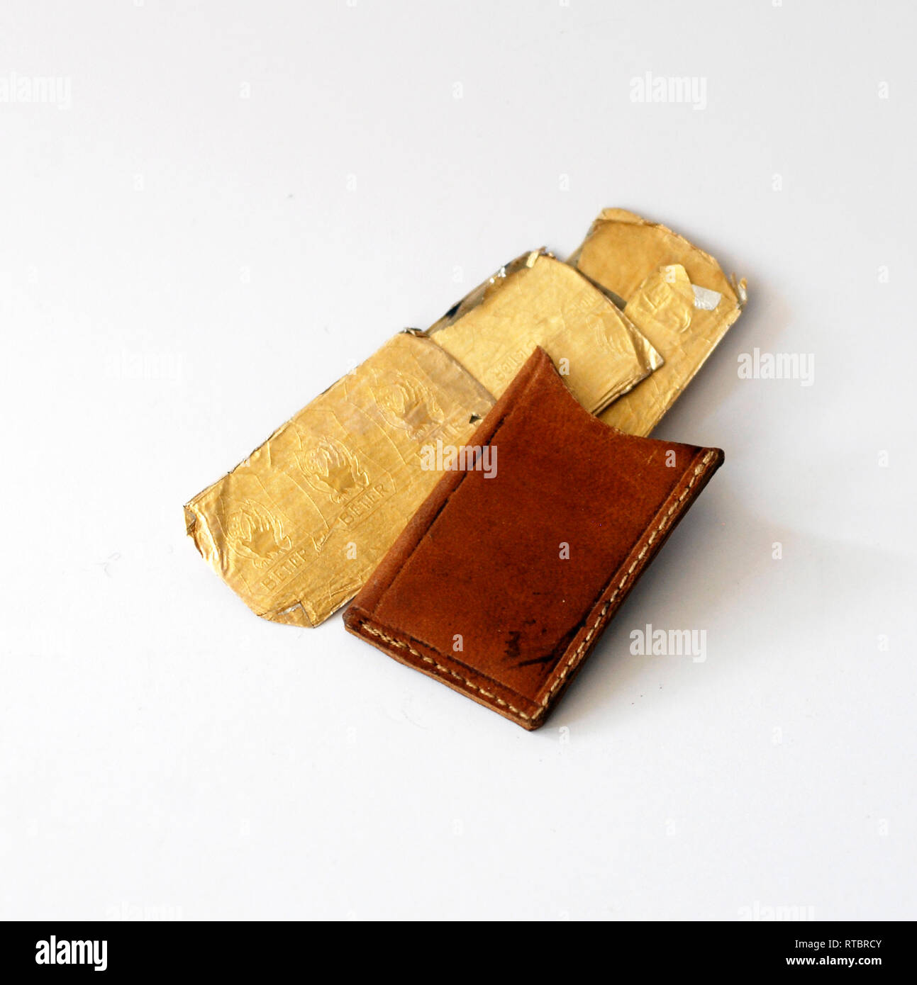 Vecchie lame per rasoio in custodia in pelle Foto Stock