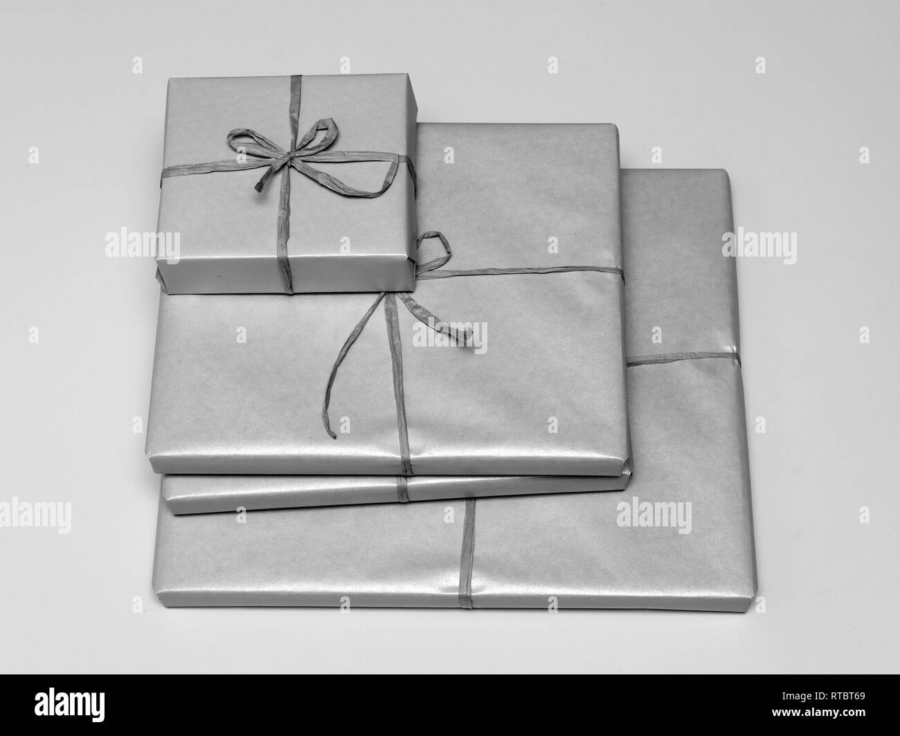 Pila di confezioni regalo vista da sopra in bianco e nero Foto Stock