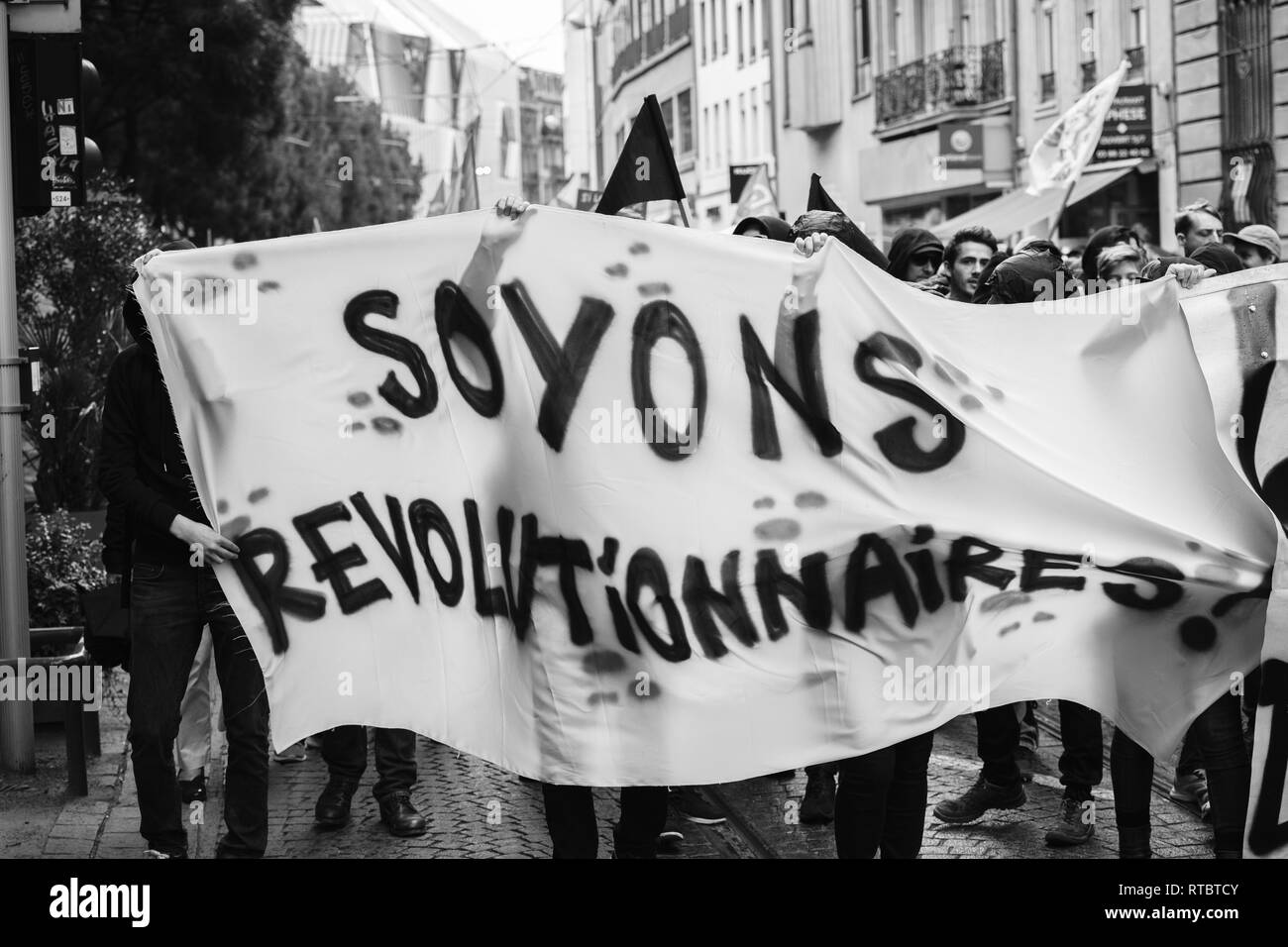 Strasburgo, Francia - Settembre 12, 2017: persone mascherate con Soyons Revolutionnaires tradotto come essere rivoluzionario poster a francese giornata nazionale di protesta contro la riforma del lavoro proposto da Emmanuel Macron di governo Foto Stock