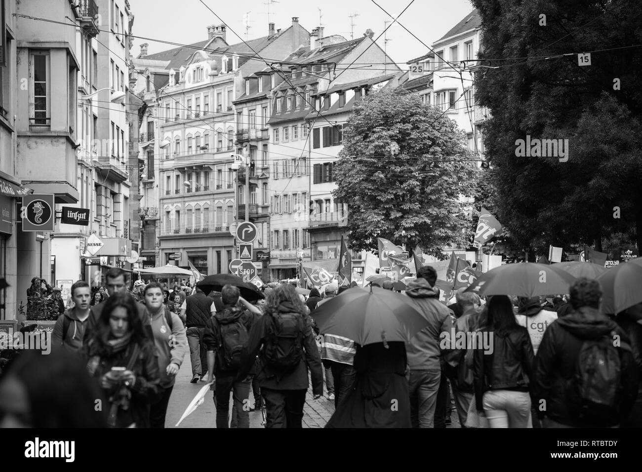 Strasburgo, Francia - Settembre 12, 2017: dimostranti passeggiate sulla strada sotto la pioggia durante un francese giornata nazionale di protesta contro la riforma del lavoro proposto da Emmanuel Macron di governo Foto Stock
