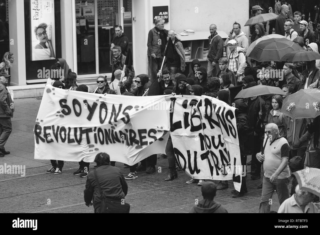 Strasburgo, Francia - Settembre 12, 2017: Soyons Revolutionnaires tradotto come essere rivoluzionario poster da incognito giovani al francese giornata nazionale di protesta contro la riforma del lavoro proposto da Emmanuel Macron di governo Foto Stock