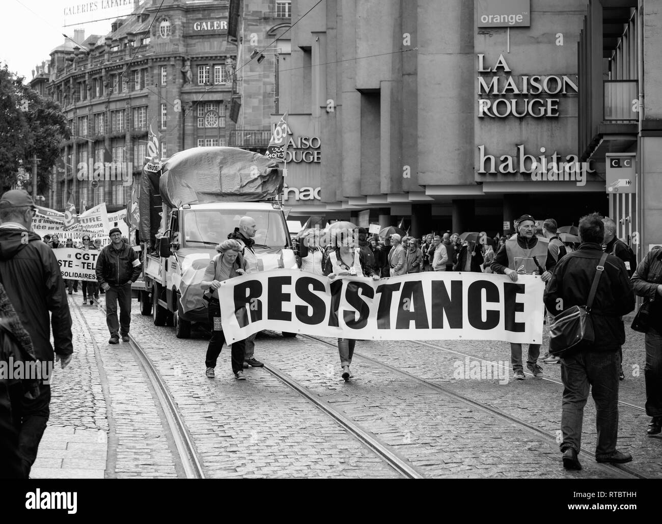 Strasburgo, Francia - Settembre 12, 2017: manifestanti con banner di resistenza a livello politico marzo durante un francese giornata nazionale di protesta contro la riforma del lavoro proposto da Emmanuel Macron di governo Foto Stock