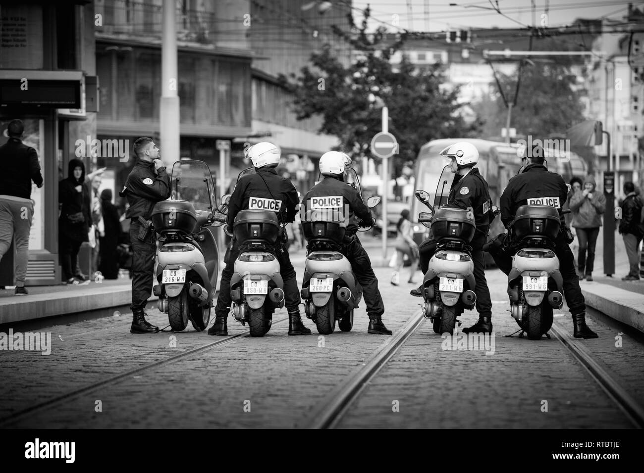 Strasburgo, Francia - Settembre 12, 2017: Polizia sui motocicli preparazione politico per marzo durante un francese giornata nazionale di protesta contro la riforma del lavoro proposto da Emmanuel Macron di governo Foto Stock