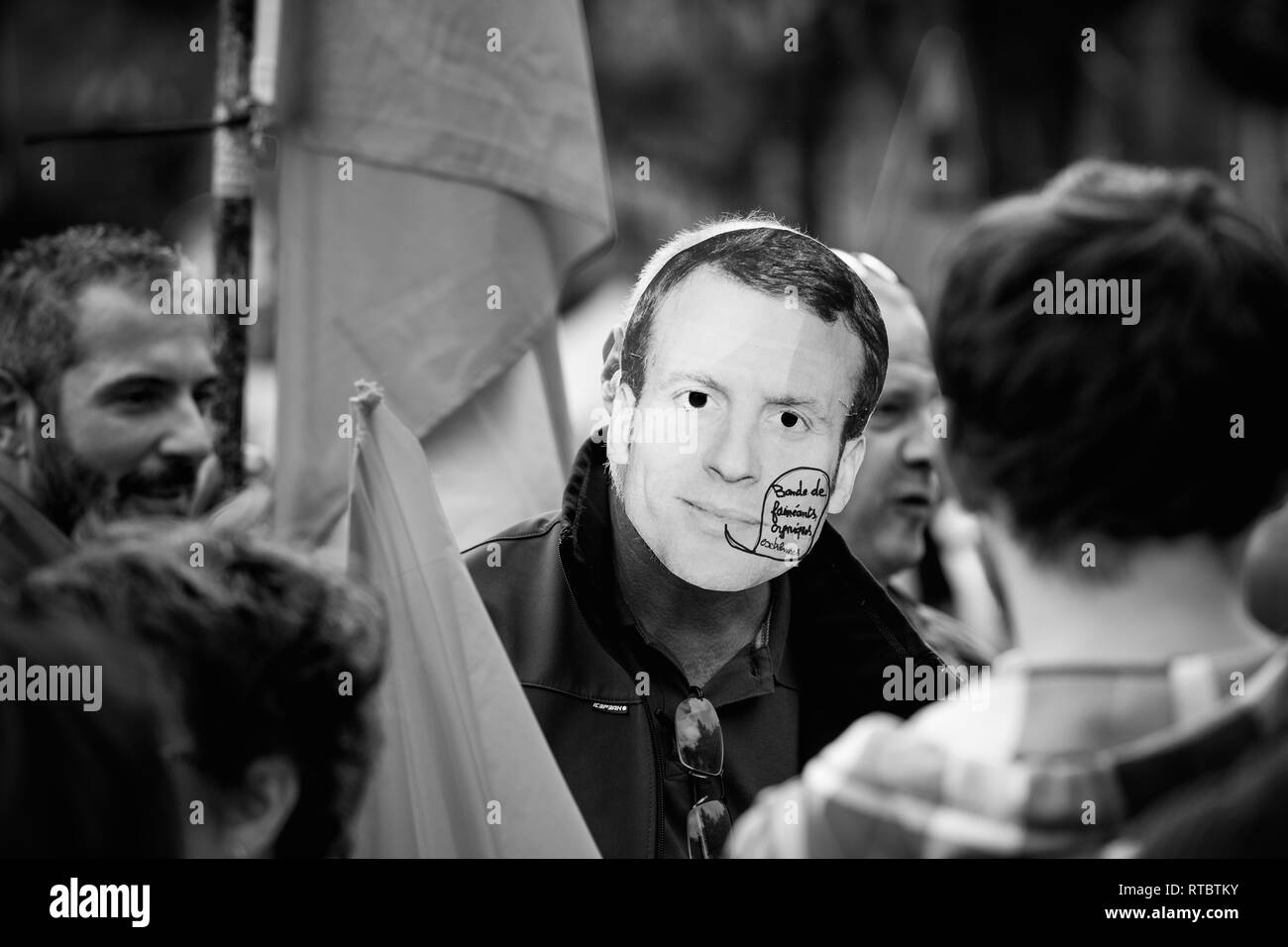 Strasburgo, Francia - Settembre 12, 2017: Protester indossando Emmanuel Macron maschera a livello politico marzo durante un francese giornata nazionale di protesta contro la riforma del lavoro proposto da Emmanuel Macron di governo Foto Stock