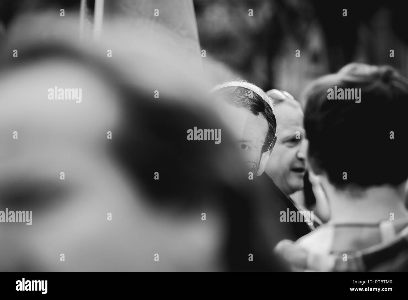 Strasburgo, Francia - Settembre 12, 2017: Protester indossando Emmanuel Macron maschera a livello politico marzo durante un francese giornata nazionale di protesta contro la riforma del lavoro proposto da Emmanuel Macron di governo Foto Stock