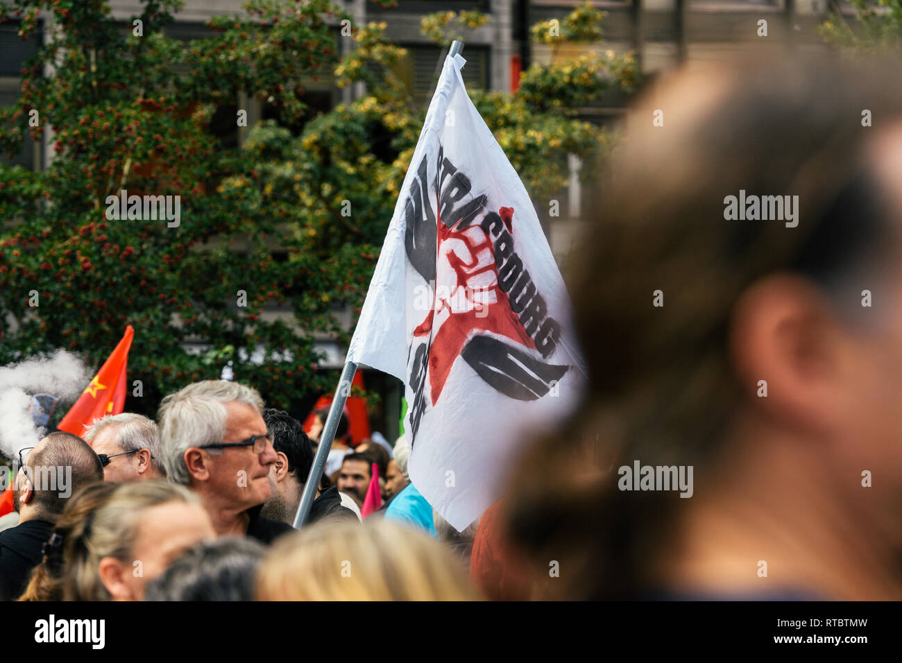 Strasburgo, Francia - Settembre 12, 2017: Strasburgo en colere - Strasburgo arrabbiato bandiera a livello politico marzo durante un francese giornata nazionale di protesta contro la riforma del lavoro proposto da Emmanuel Macron di governo Foto Stock