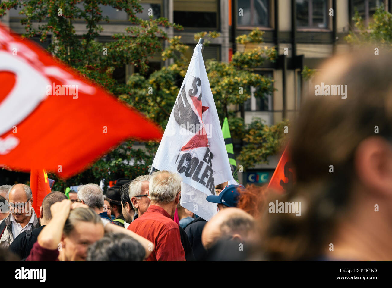 Strasburgo, Francia - Settembre 12, 2017: Strasburgo en colere - Strasburgo arrabbiato bandiera a livello politico marzo durante un francese giornata nazionale di protesta contro la riforma del lavoro proposto da Emmanuel Macron di governo Foto Stock