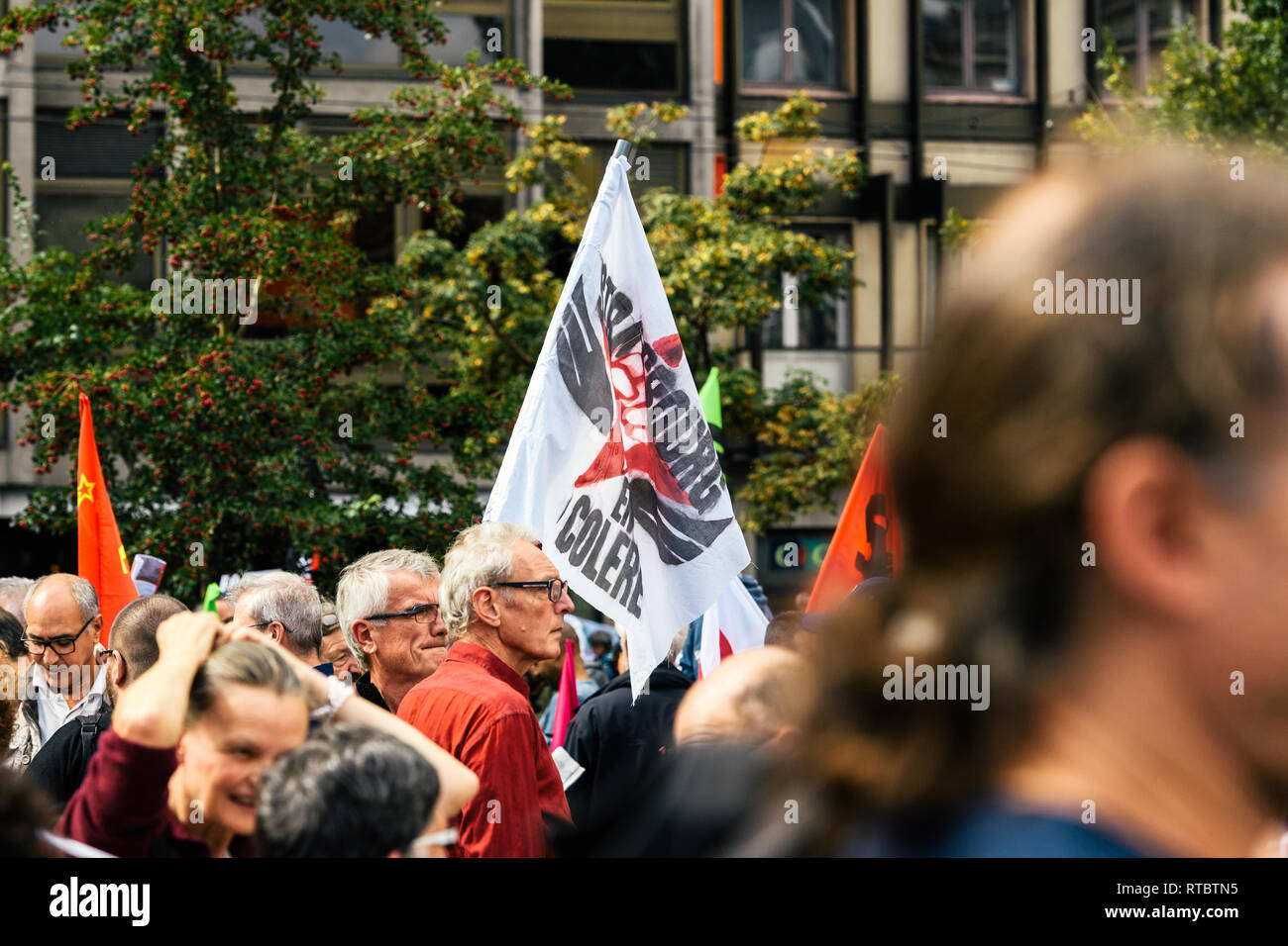 Strasburgo, Francia - Settembre 12, 2017: Strasburgo en colere - Strasburgo arrabbiato bandiera a livello politico marzo durante un francese giornata nazionale di protesta contro la riforma del lavoro proposto da Emmanuel Macron di governo Foto Stock