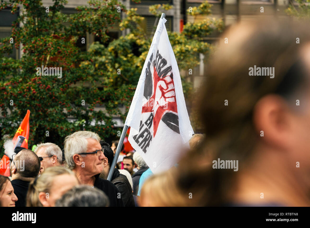 Strasburgo, Francia - Settembre 12, 2017: Strasburgo en colere - Strasburgo arrabbiato bandiera a livello politico marzo durante un francese giornata nazionale di protesta contro la riforma del lavoro proposto da Emmanuel Macron di governo Foto Stock