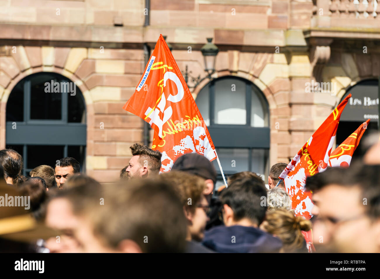 Strasburgo, Francia - Settembre 12, 2017: reale francese di manifestanti con bandiere comunista politico marzo durante un francese giornata nazionale di protesta contro la riforma del lavoro proposto da Emmanuel Macron di governo Foto Stock