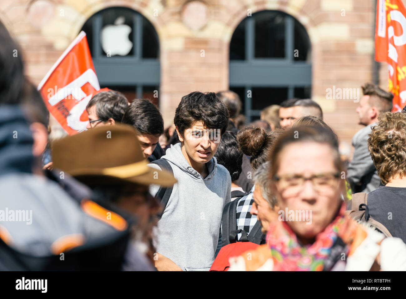 Strasburgo, Francia - Settembre 12, 2017: reale francese di manifestanti con bandiere comunista politico marzo durante un francese giornata nazionale di protesta contro la riforma del lavoro proposto da Emmanuel Macron di governo Foto Stock