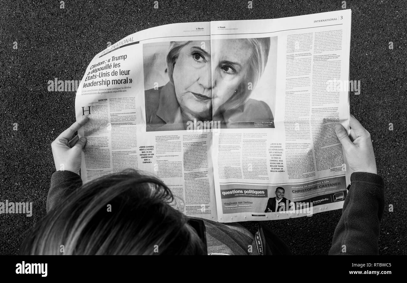 Parigi e la Francia - Sep 24; 2017: vista dal di sopra della donna più recenti di lettura quotidiano Le Monde con ritratto di Hillary Clinton articolo su come Donald Trum ha perso la leadership morale degli Stati Uniti Foto Stock