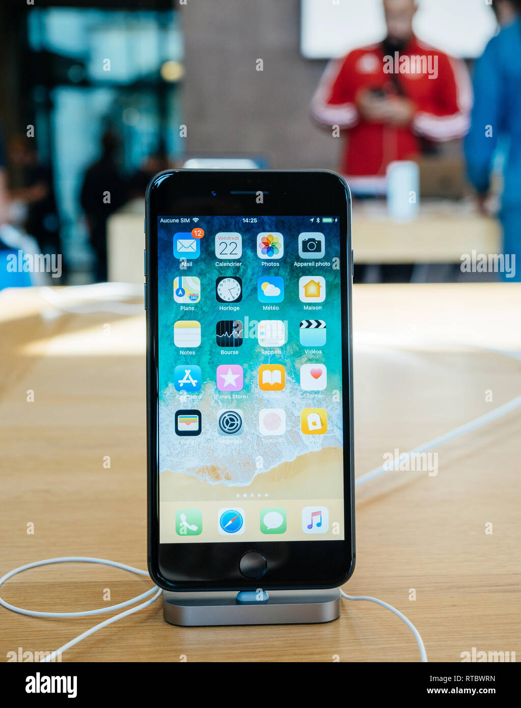 Parigi, Francia - Sep 22, 2017: nuovo iPhone 8 e iPhone 8 Plus in Apple  Store con schermata home le applicazioni desktop e i clienti in background  Foto stock - Alamy