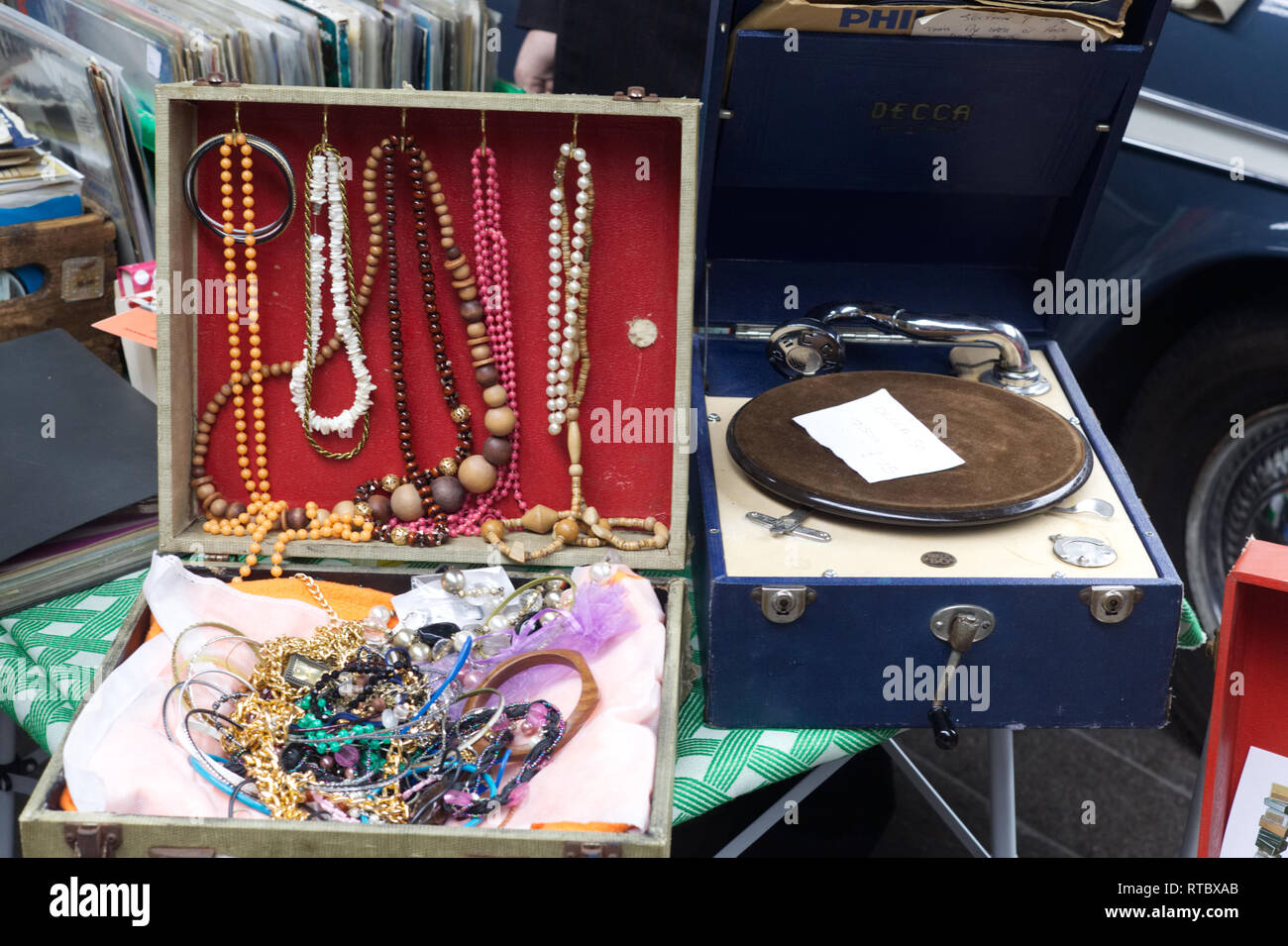 Decca record giocatore e vintage gioielli su un mercato vintage in stallo Foto Stock