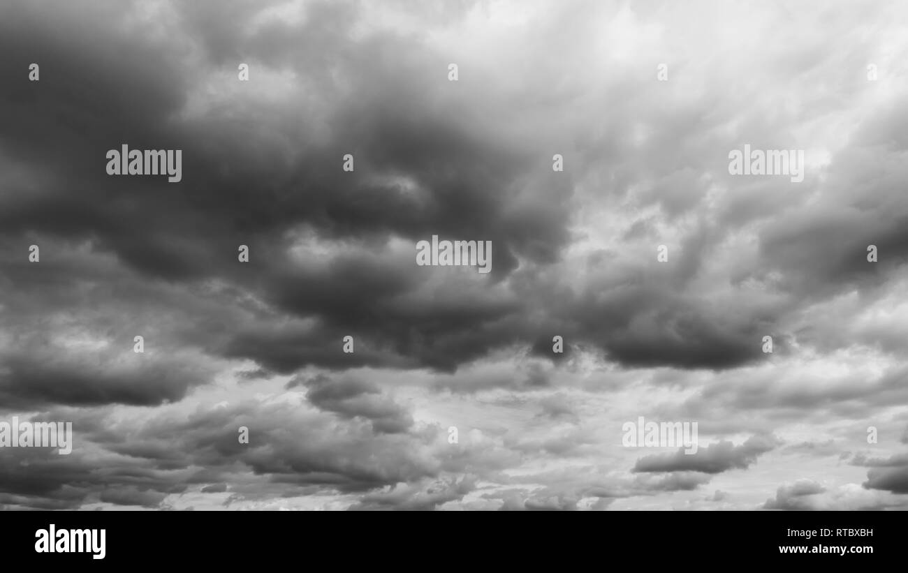 Panorama della bella thunder nuvole. Cielo nuvoloso panorama. Foto Stock