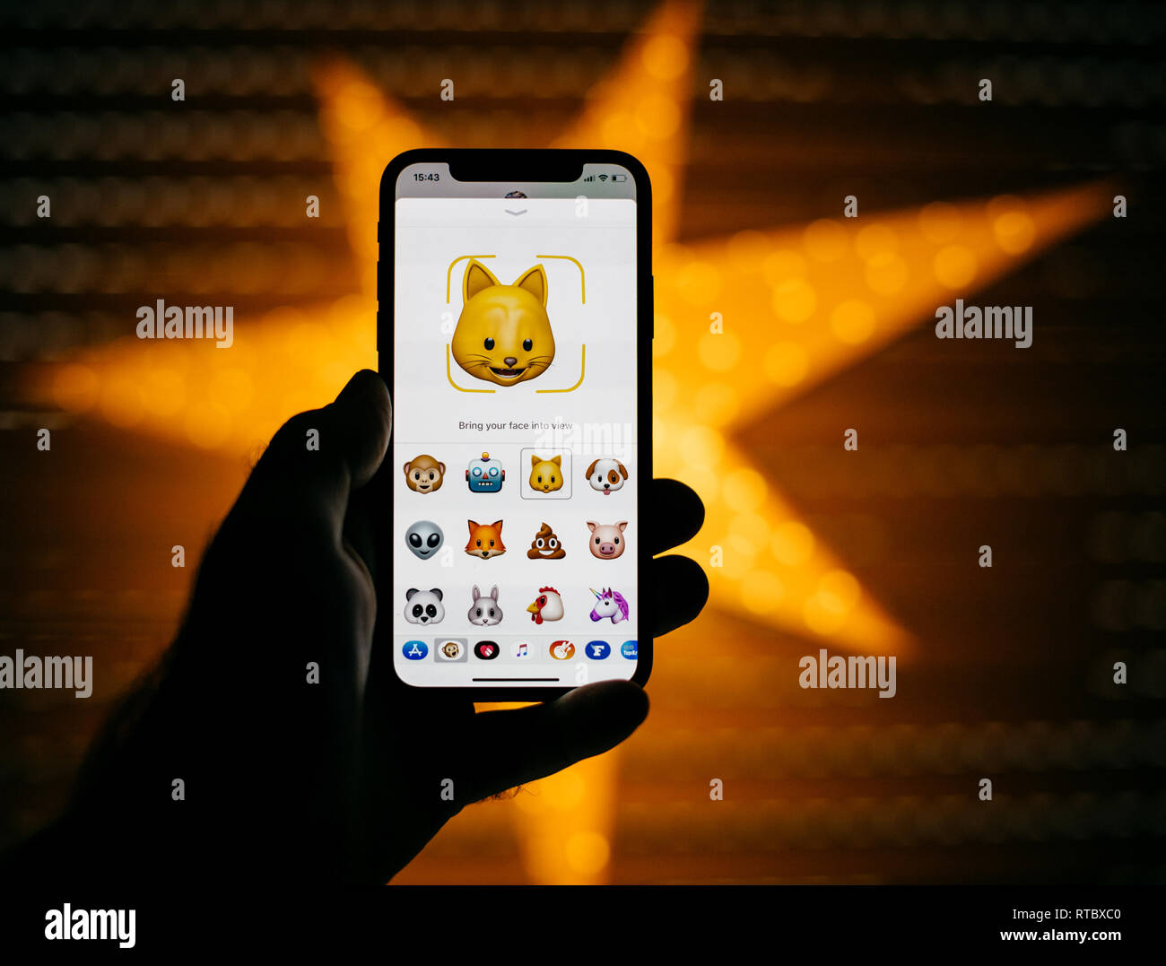 Parigi, Francia - NOV 10 2017: Cat 3d Animoji gli Emoji generata dal volto  ID sistema di riconoscimento facciale con un volto diverso emozione  close-up del nuovo Apple iPhone X 10 Display -