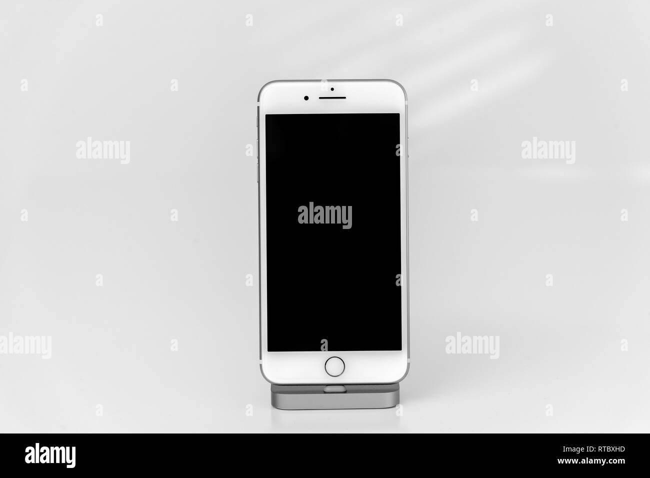 Parigi, Francia - Sep 26, 2016: nuovo Apple iPhone 7 Plus in docking station dopo unboxing e test schermo vuoto Foto Stock