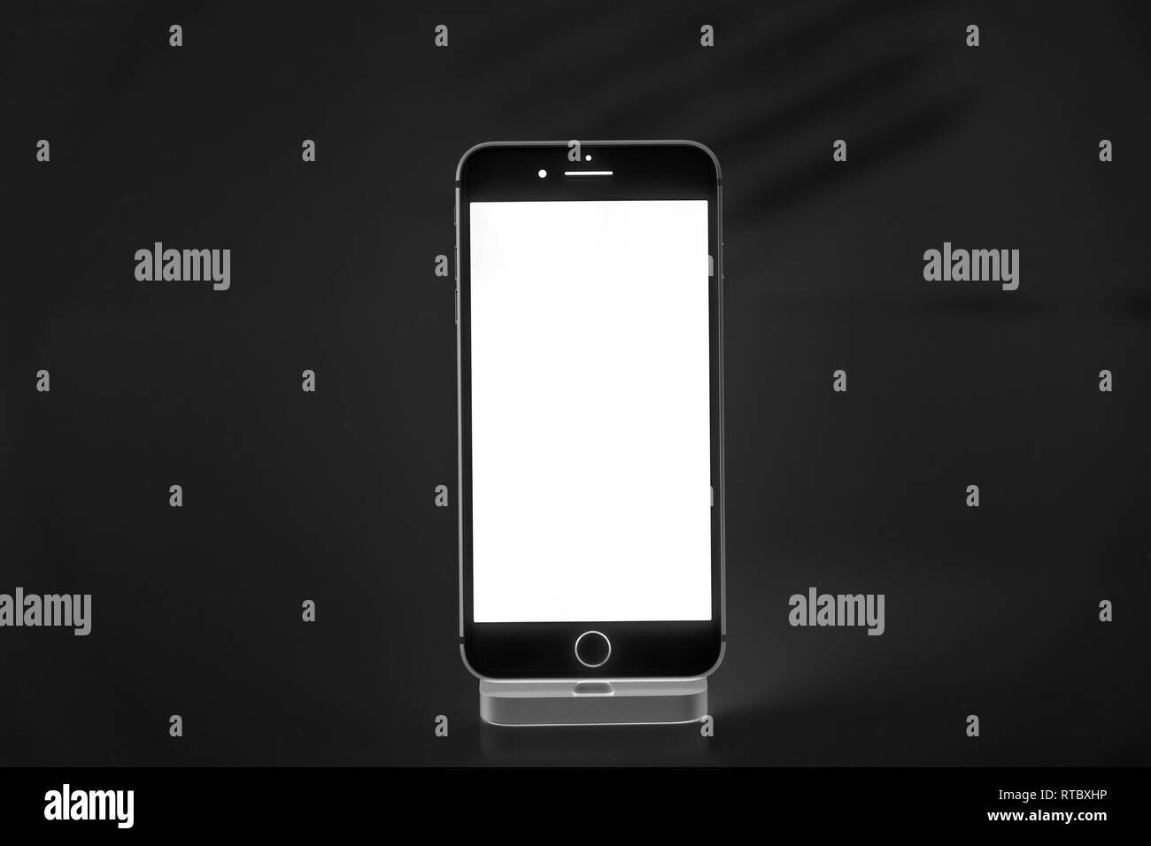 Parigi, Francia - Sep 26, 2016: nuovo Apple iPhone 7 Plus in docking station dopo unboxing e test schermo vuoto Foto Stock